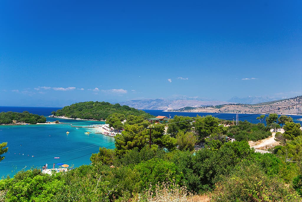 Baía de Ksamil, costa jônica da Albânia, com água turquesa e ilhotas